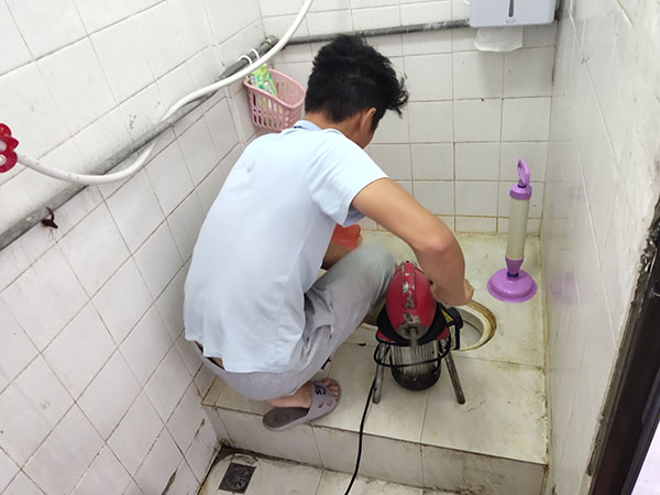 鞍山管道堵塞冒臭气 专业师傅现场解决问题