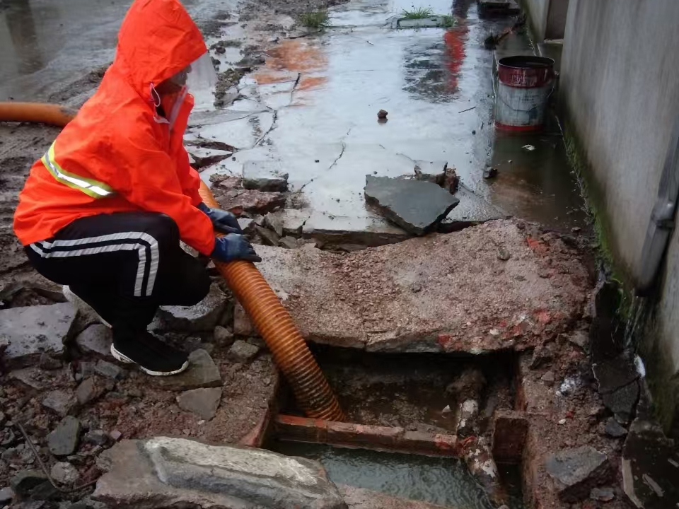 鞍山专业清理污水池 炜誉市政以规范流程守护城市 “肠道”